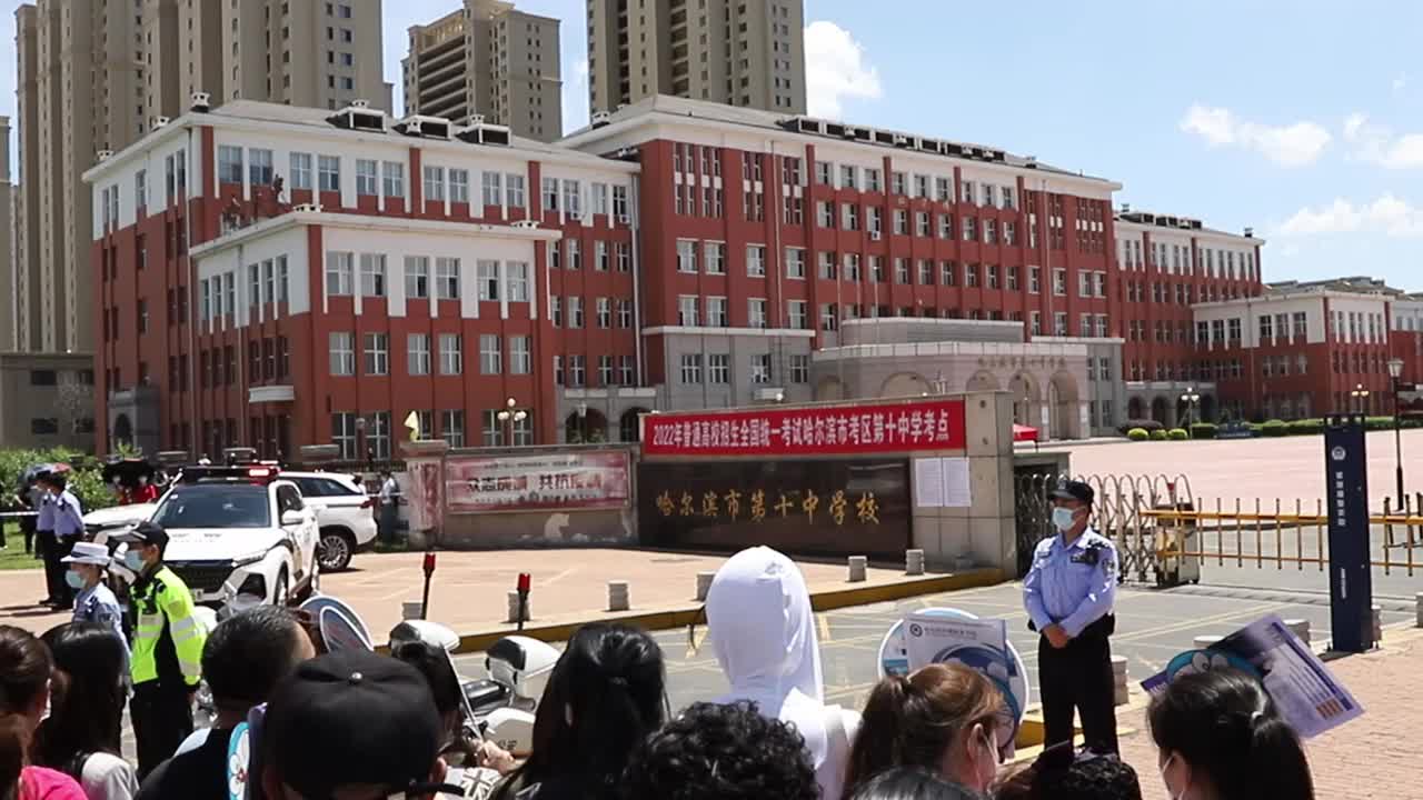 哈尔滨高考第一天甜蜜助力在身边