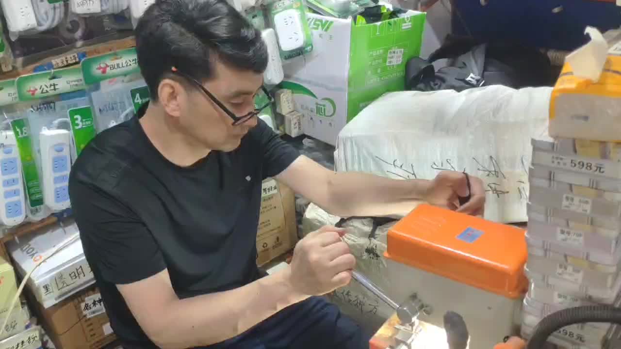 重庆：开锁匠大叔传承老行当的手艺，坚持开锁配钥匙25年_澎湃号·湃客_澎湃新闻-The Paper