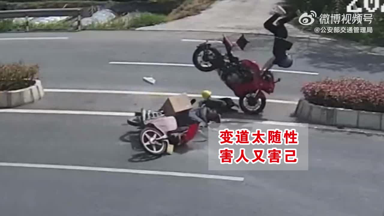 监控画面显示,碰撞后张某的摩托车失控撞