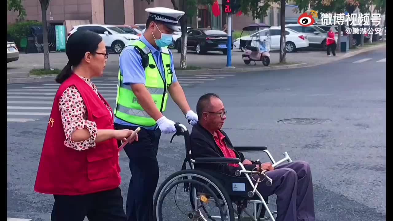 交警與文明勸導員左右守護,推坐輪椅老人過馬路獲點贊